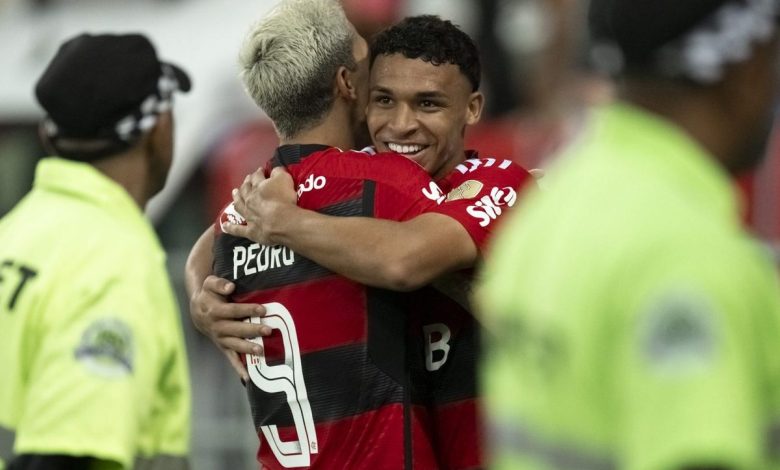 Victor Hugo e Carlinhos são surpresas e Tite vai com mudanças contra Atlético-MG