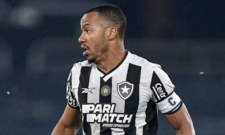 E o VAR? Botafogo reclama falta de Jean Lucas, e pedem cartão vermelho