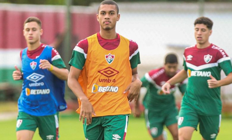 Fluminense viaja sem Marcelo, Serna e mais 4 contra Grêmio; Esquerdinha será titular na Libertadores