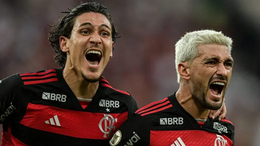 Pedro e Arrascaeta comemorando um dos gols da Vitória do Flamengo contra o Atlético-GO