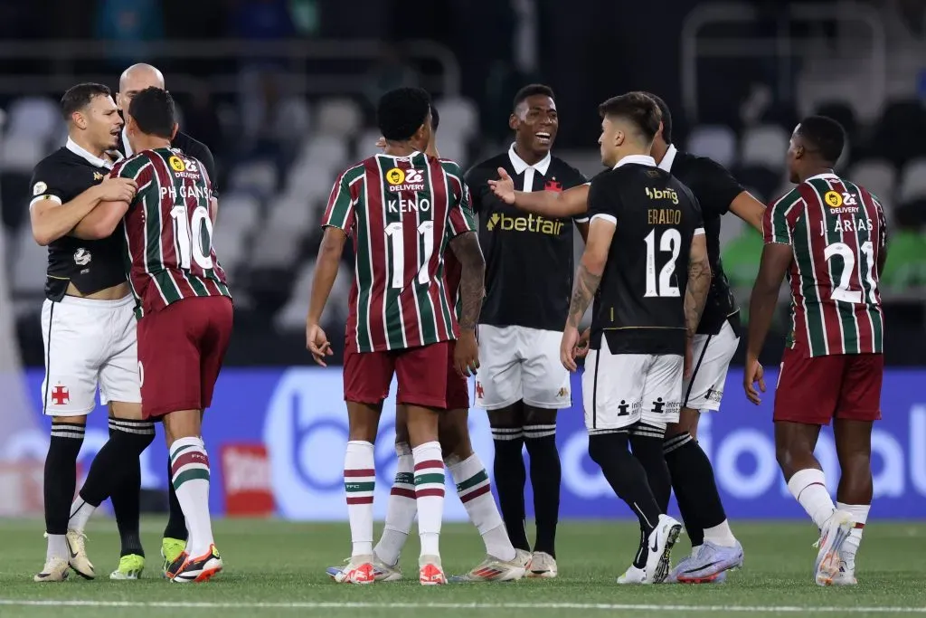 RIO DE JANEIRO, BRAZIL – AUGUST 10:  Players of Vasco and Fluminense have a have a discussion during a Brasileirao 2024 match between Vasco and Fluminense at Estadio Olimpico Nilton Santos on August 10, 2024 in Rio de Janeiro, Brazil. (Photo by Lucas Figueiredo/Getty Images)