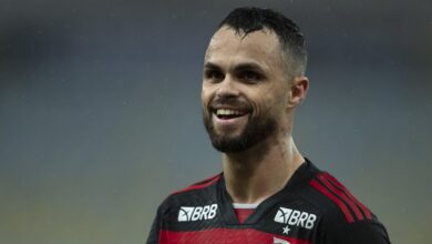 Torcida do Flamengo festeja estreia de Michael