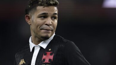 Vasco vai ao mercado e busca substituto de Adson após lesão do atacante