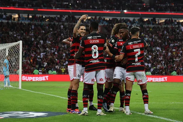 Pedro Guilherme do Flamengo celebrando com o elenco do primeiro gol durante o duelo contra o Cruzeiro-  Brasileirao 2024 no Maracana