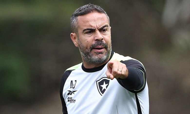 Artur Jorge ajuda contratação de Alex Telles no Botafogo