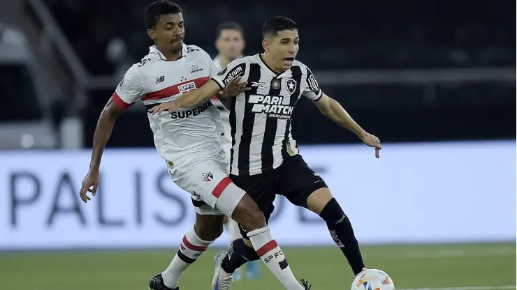 Savarino jogador do Botafogo disputa lance com Luiz Gustavo jogador do Sao Paulo durante partida no estadio Engenhao pelo campeonato Copa Libertadores 2024. Foto: Alexandre Loureiro/AGIF
