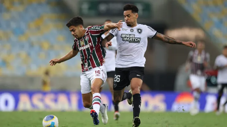 RIO DE JANEIRO, BRAZIL - SEPTEMBER 21: Nonato (L) of Fluminense and Gregore of Botafogo fight for the ball during a Brasileirao 2024 match between Fluminense and Botafogo at Maracana Stadium on September 21, 2024 in Rio de Janeiro, Brazil. (Photo by Lucas Figueiredo/Getty Images)
