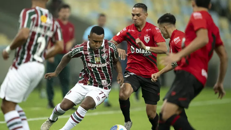 Marquinhos jogador do Fluminense disputa lance com Luiz Fernando jogador do Atlético-GO durante partida no Maracanã pelo campeonato Brasileiro 2024. Foto: Jorge Rodrigues/AGIF
