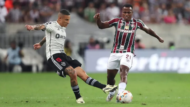 RIO DE JANEIRO, BRAZIL - SEPTEMBER 18: Guilherme Arana of Atletico Mineiro and Jhon Arias of Fluminense battle for the ball during the Copa CONMEBOL Libertadores 2024 Quarterfinal match between Fluminense and Atletico Mineiro at Maracana Stadium on September 18, 2024 in Rio de Janeiro, Brazil. (Photo by Wagner Meier/Getty Images)
