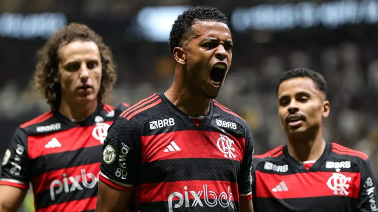 MG - BELO HORIZONTE - 03/07/2024 - BRASILEIRO A 2024, ATLETICO-MG X FLAMENGO - Carlinhos jogador do Flamengo comemora seu gol durante partida contra o Atletico-MG no estadio Arena MRV pelo campeonato Brasileiro A 2024.  Foto: Gilson Lobo/AGIF
