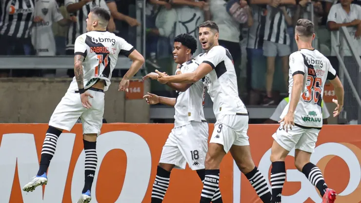 MG - BELO HORIZONTE - 15/04/2023 - BRASILEIRO A 2023, ATLETICO-MG X VASCO - Andrey Santos jogador do Vasco comemora seu gol durante partida contra o Atletico-MG no estadio Mineirao pelo campeonato BRASILEIRO A 2023. Foto: Gilson Junio/AGIF
