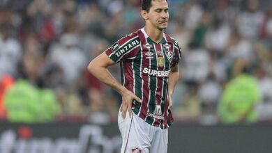 Ganso e Thiago Santos protagonizam briga com a bola rolando em Fluminense x Atlético-MG 