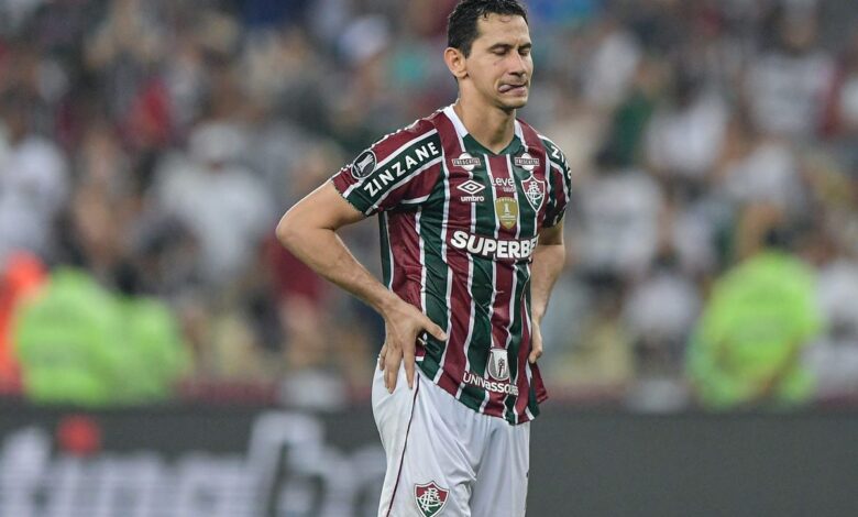 Ganso e Thiago Santos protagonizam briga com a bola rolando em Fluminense x Atlético-MG 