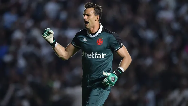 RJ - RIO DE JANEIRO - 21/05/2024 - COPA DO BRASIL 2024, VASCO X FORTALEZA - Leo Jardim goleiro do Vasco durante partida contra o Fortaleza no estadio Sao Januario pelo campeonato Copa Do Brasil 2024. Foto: Thiago Ribeiro/AGIF
