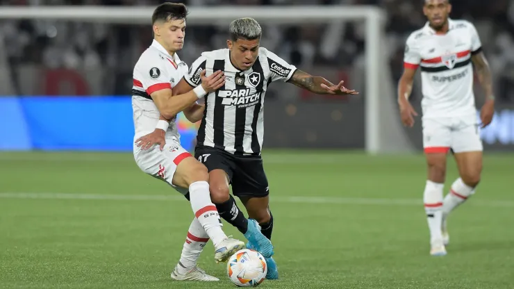 Botafogo e São Paulo no primeiro jogo das quartas de final no estádio Nilton Santos.
