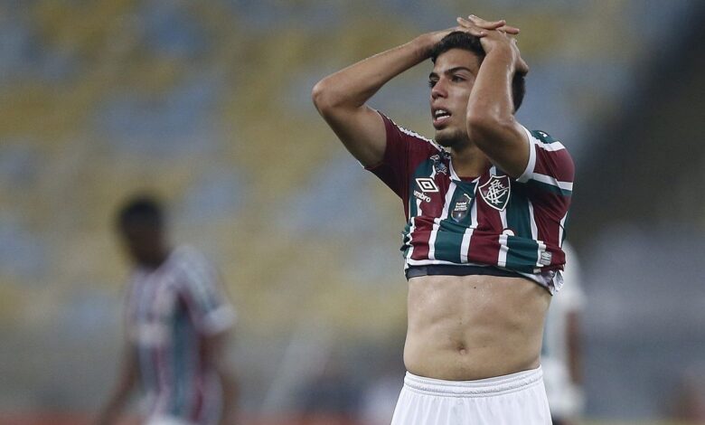 Nonato é internado em hospital, após lance em Fluminense x Botafogo