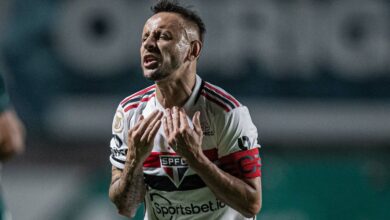 Rafinha questiona árbitro em Botafogo x São Paulo pela Libertadores