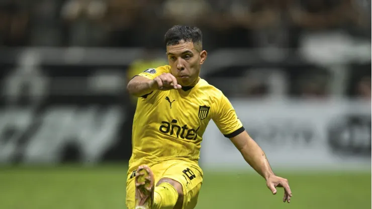 Leo Fernández em ação pelo Peñarol. Foto: Pedro Vilela/Getty Images
