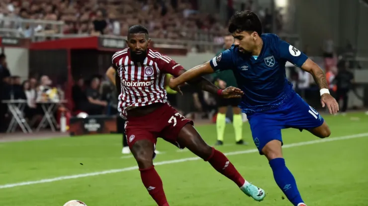 Lateral é titular incontestável no Olympiacos. Milos Bicanski/Getty Images.
