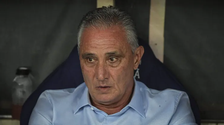 Tite, treinador do Flamengo em partida no Brasileirão - Foto: Thiago Ribeiro/AGIF
