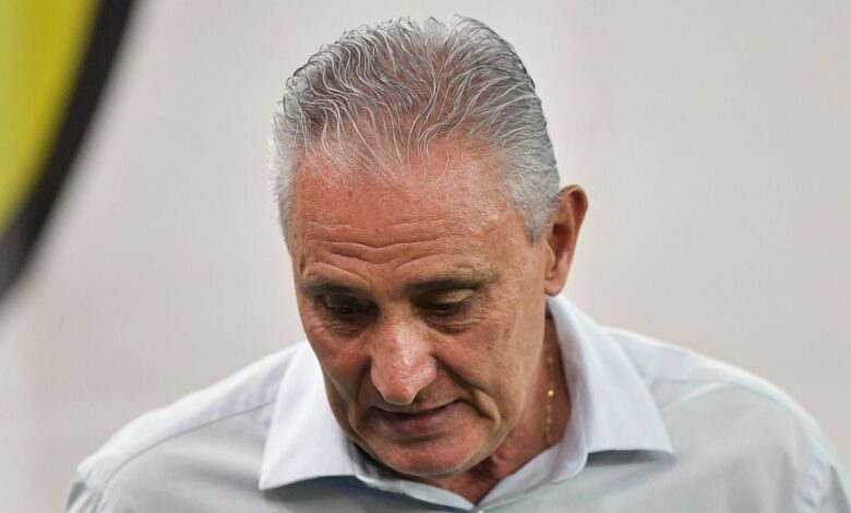 Tite é extremamente criticado após vitória contra o Athlético-PR e revolta torcedores: “sangra os olhos”