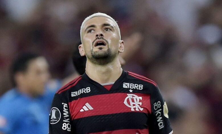 Torcida do Flamengo acusa Arrascaeta de torcer para o Peñarol