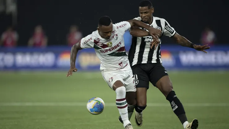 Junior Santos jogador do Botafogo disputa lance com Marquinhos jogador do Fluminense. Foto: Jorge Rodrigues/AGIF
