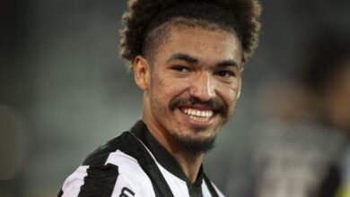 Vasco tentou contratação de Adryelson antes de janela fechar; zagueiro deixou o Lyon e voltou para o Botafogo