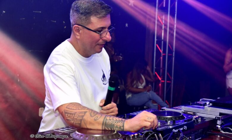 DJ Tubarão comanda a festa NOSTALGIA