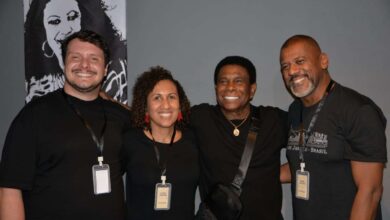 Samba Libertador retorna com roda de raiz sob batuta de Negão da Serrinha