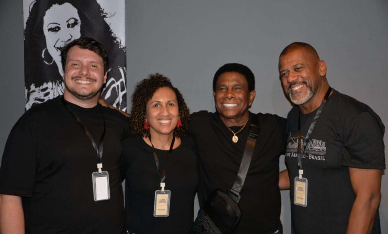 Samba Libertador retorna com roda de raiz sob batuta de Negão da Serrinha