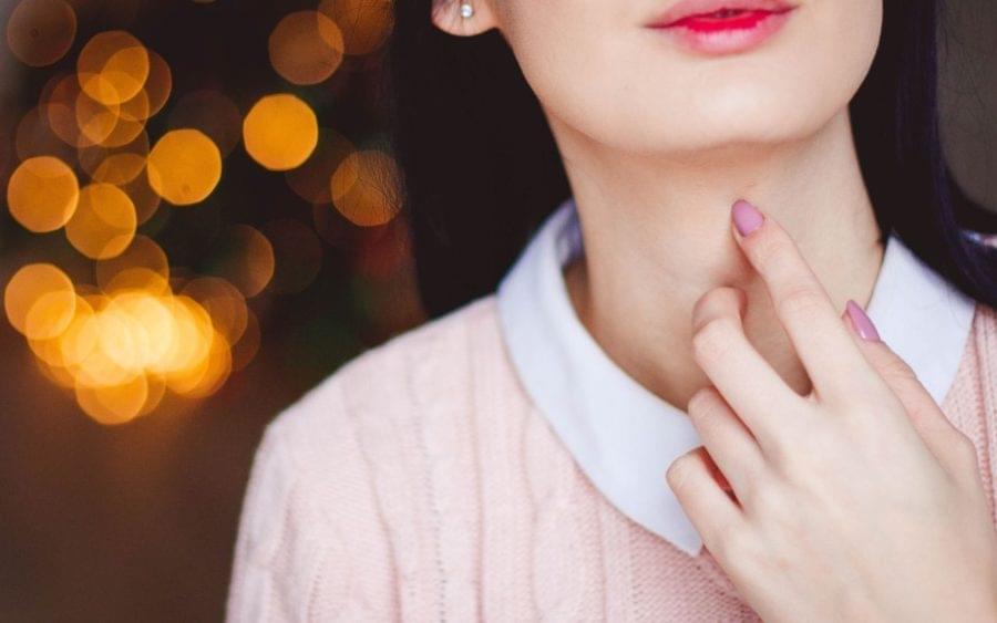 Ela está de volta: conheça a nova tendência para a choker em 2022