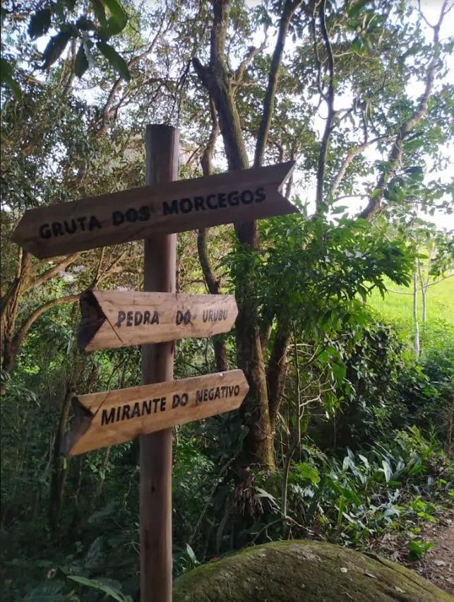 A Prefeitura de Mangaratiba, através da Secretaria de Turismo e Cultura, iniciou na sexta-feira (22), a instalação de placas de sinalização no Parque Natural da Pedra do Urubu. Além da conhecida trilha da Pedra do Urubu, outros atrativos do Parque receberam o trabalho, como os Mirantes da Pedra Rachada e do Negativo, e a Gruta dos Morcegos.