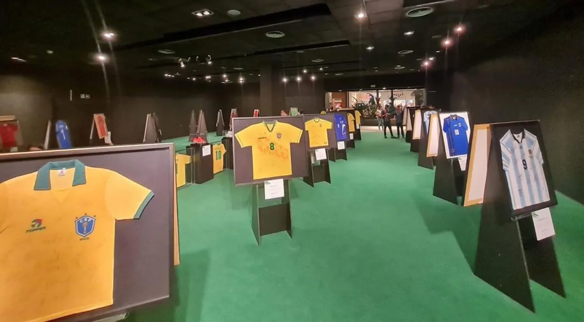 Com acervo e curadoria da FastFrame, mostra reúne camisas com assinaturas de craques que fizeram a história do futebol