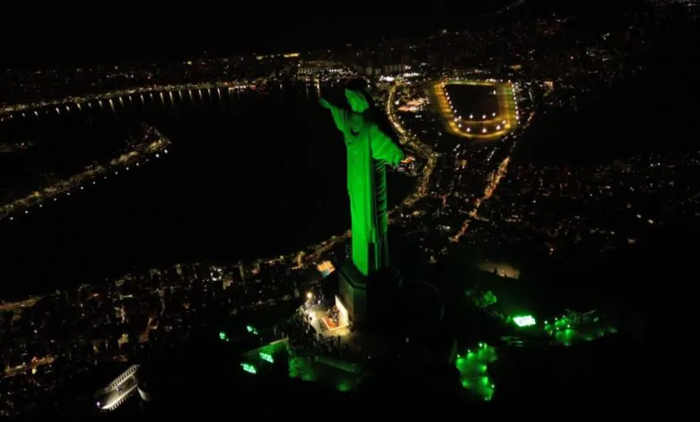 De braços abertos para um mundo mais sustentável e iluminado, o monumento ao Cristo Redentor foi o cenário de um espetáculo multicolor em alusão ao Dia Mundial do Meio Ambiente, celebrado na última terça-feira (6).