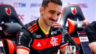 Diniz cita Léo Ortiz sobre diferença de estratégia entre Fluminense e Flamengo: “Não reluto de fazer”
