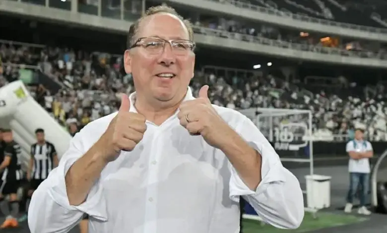 Jornalista revela que além de técnico, Textor quer contratar zagueiro experiente ao Botafogo: “Muito bem avaliado”