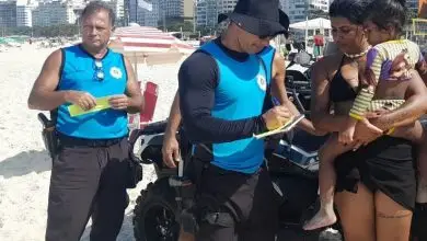 Guarda Municipal ajuda criança perdida a reencontrar os pais, na Praia de Copacabana - Prefeitura da Cidade do Rio de Janeiro