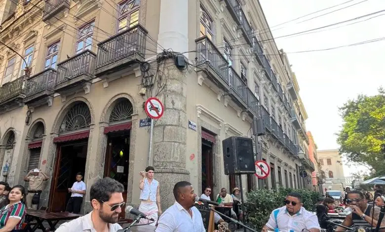 Praça XV ganha nova opção de lazer gratuita no Samba aos Domingos