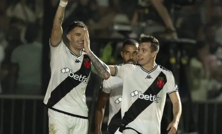 Vegetti marca no fim e salva o Vasco de derrota para o Botafogo
