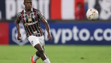 Jhon Arias volta à campo pelo Fluminense neste domingo (15)