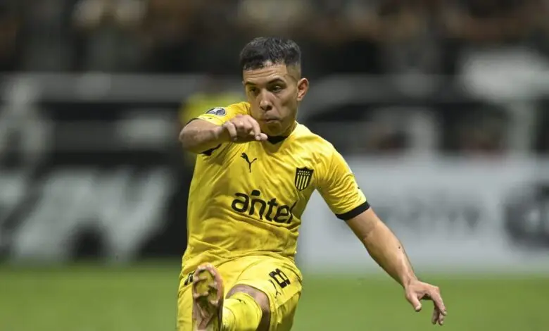 Rival do Flamengo, Peñarol chega embalado e comandado por ex-Flu