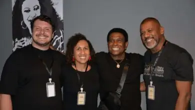 Samba Libertador retorna com roda de raiz sob batuta de Negão da Serrinha