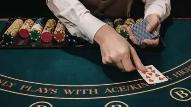 Blackjack ou Poker: Qual jogo de mesa exige mais habilidade?