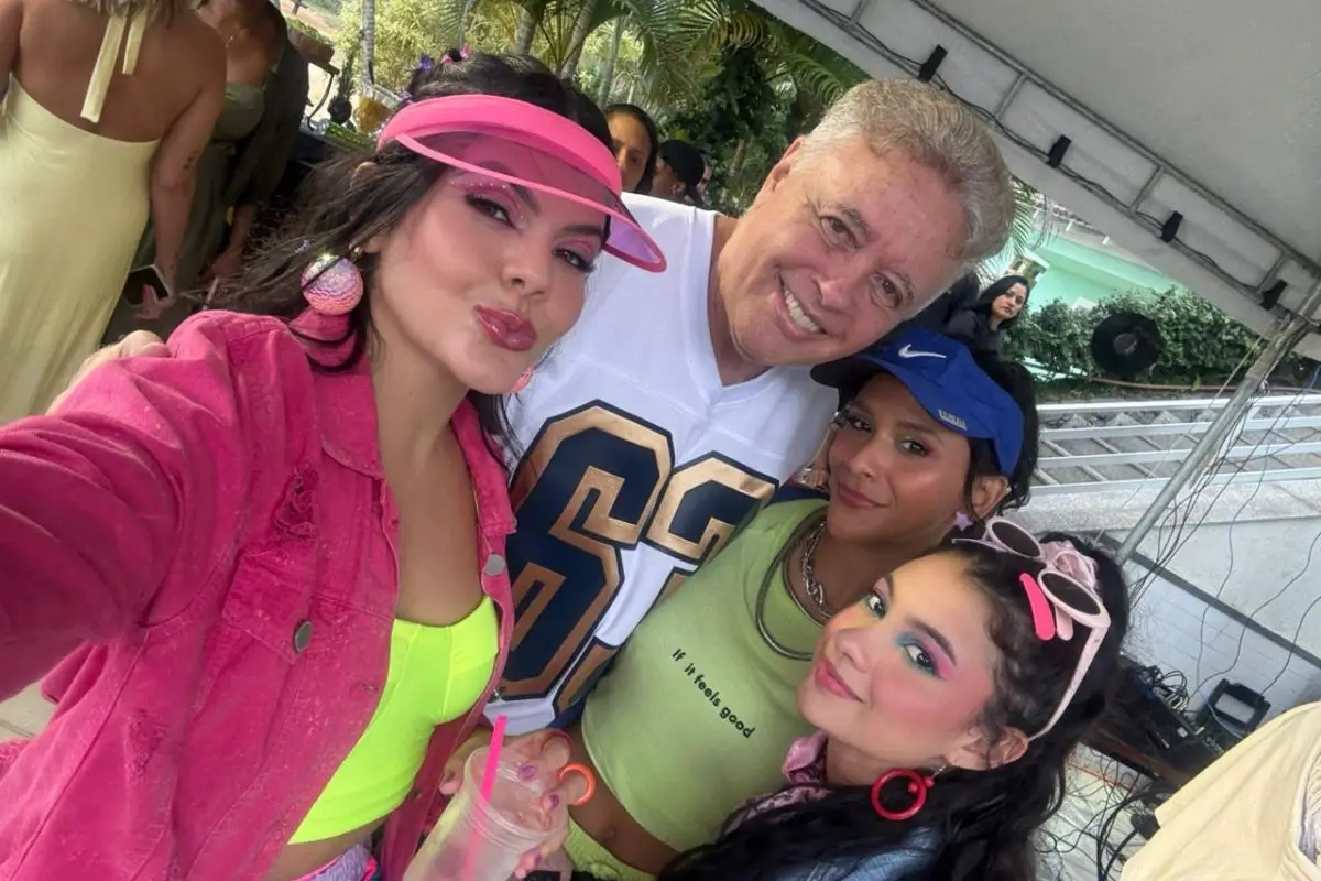 A Influenciadora Júlia Castro com o DJ Marlboro, A atriz Isabella Almeida e Ohana Thomaz do musical Hadassa